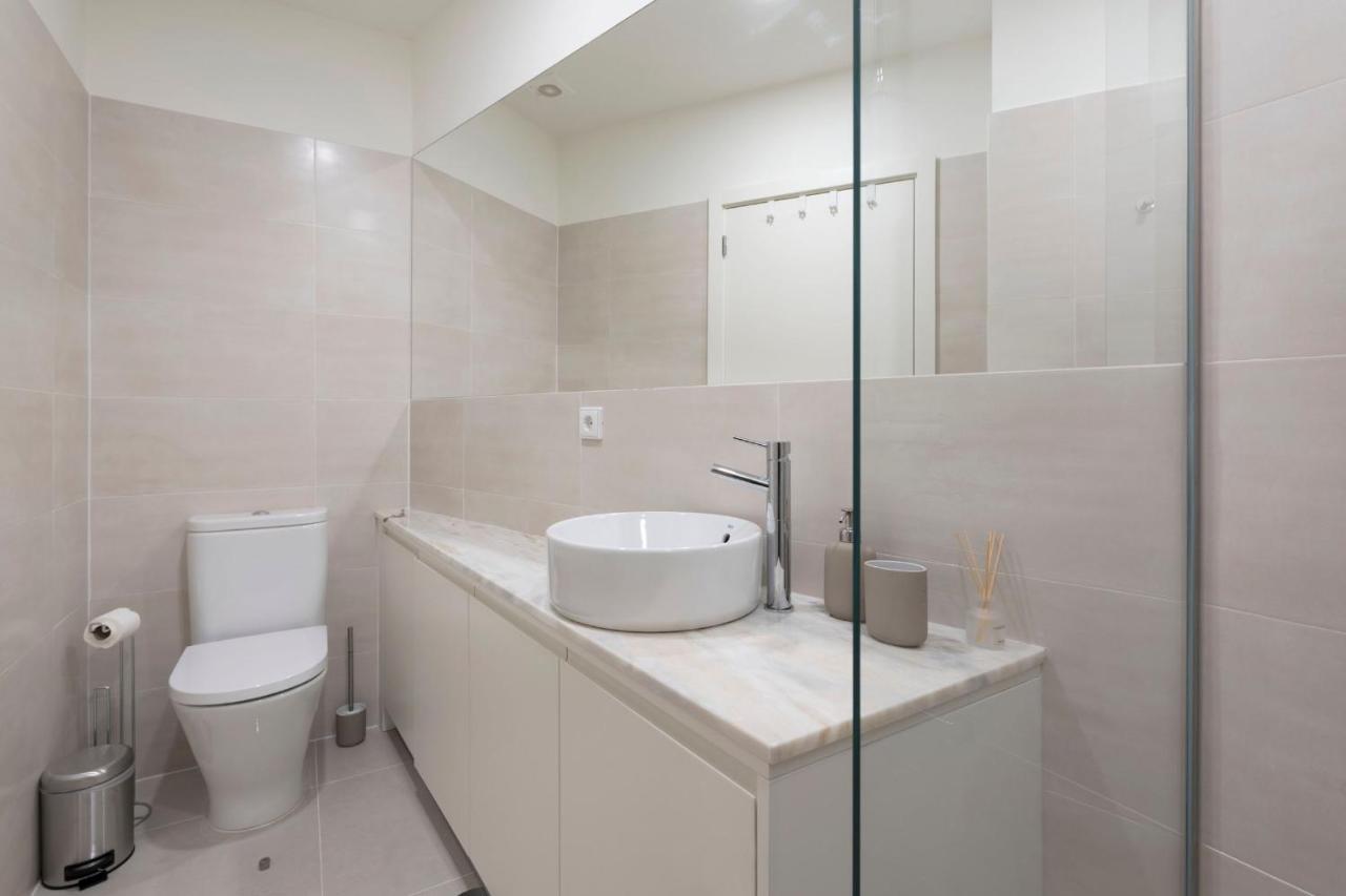 Central Superb Flat W/ Ac & Balcony By Lovelystay ポルト エクステリア 写真